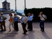 Mones, se despeda al marchar a las siegas